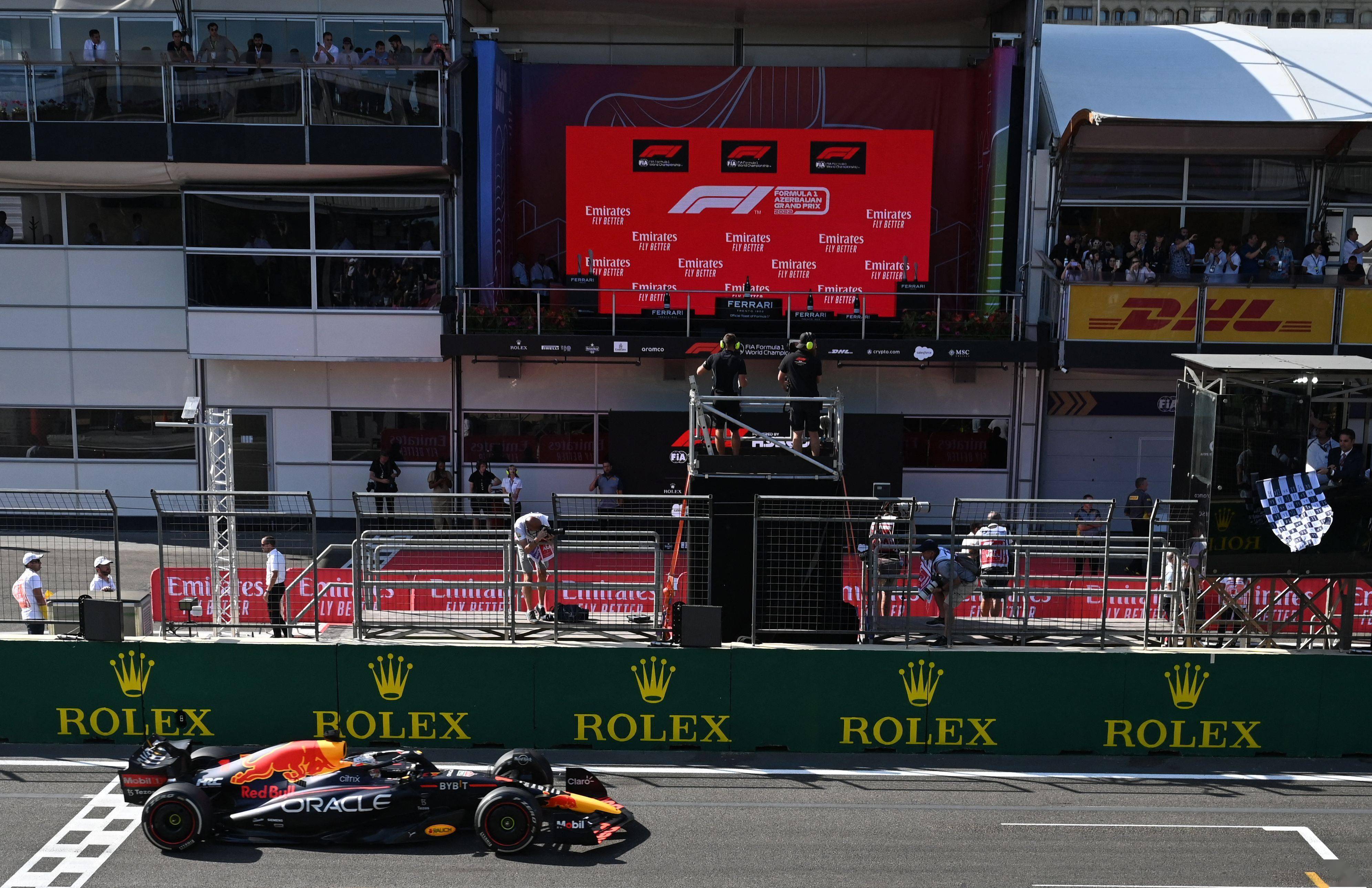 梅赛德斯完胜阿斯顿马丁，佩雷兹点燃赛场