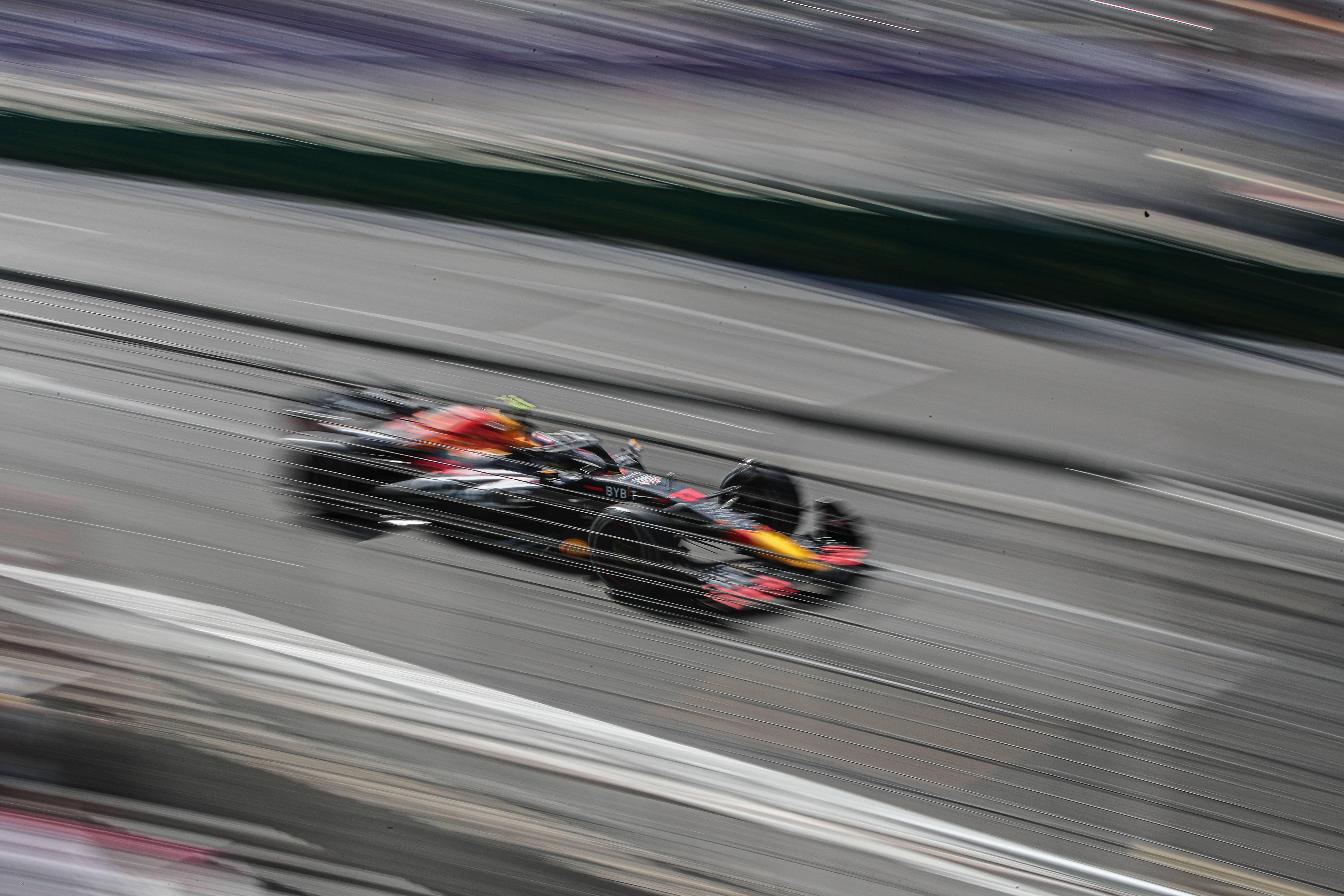 梅赛德斯完胜阿斯顿马丁，佩雷兹点燃赛场